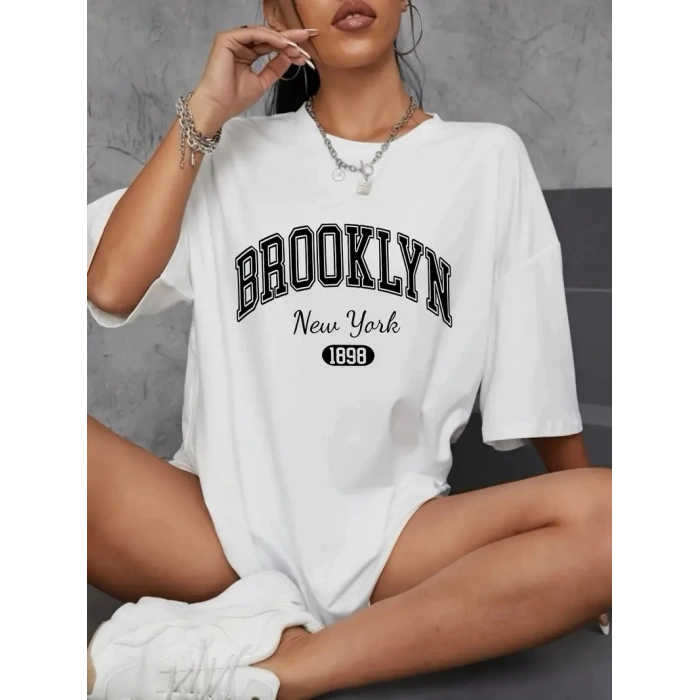 Brooklyn Harf Baskılı Düşük Omuzlu T-shirt, Rahat Kısa Kollu Bol T-shirt, Kadın Giyim - Beyaz