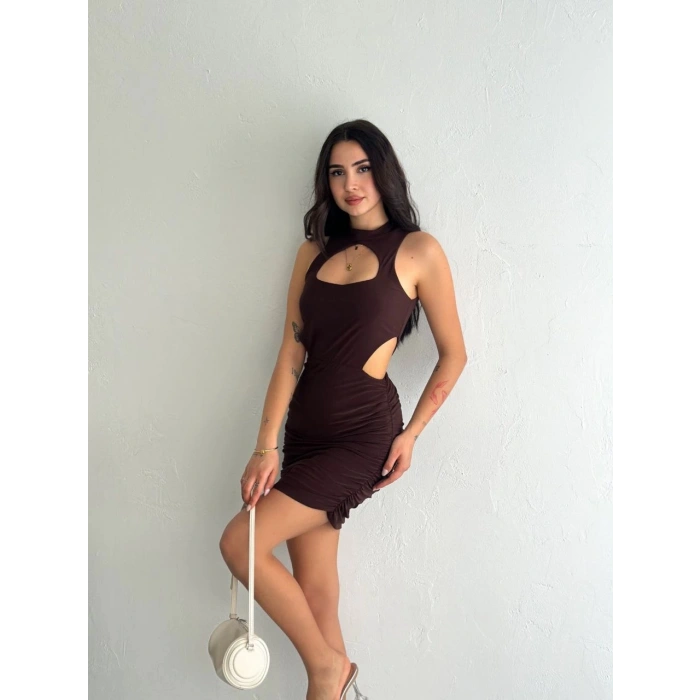 Göğüs ve Yanlar dekolteli Kolsuz Boy Elbise - Kahverengi