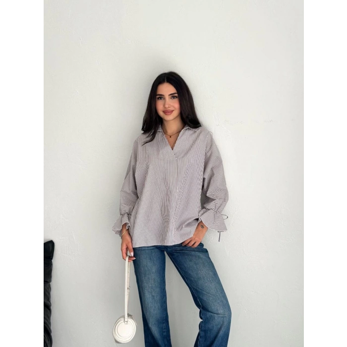 Kadın Arkası Asimetrik Yırtmaç Kesim Detaylı Cizgili Bluz Gömlek - Gri