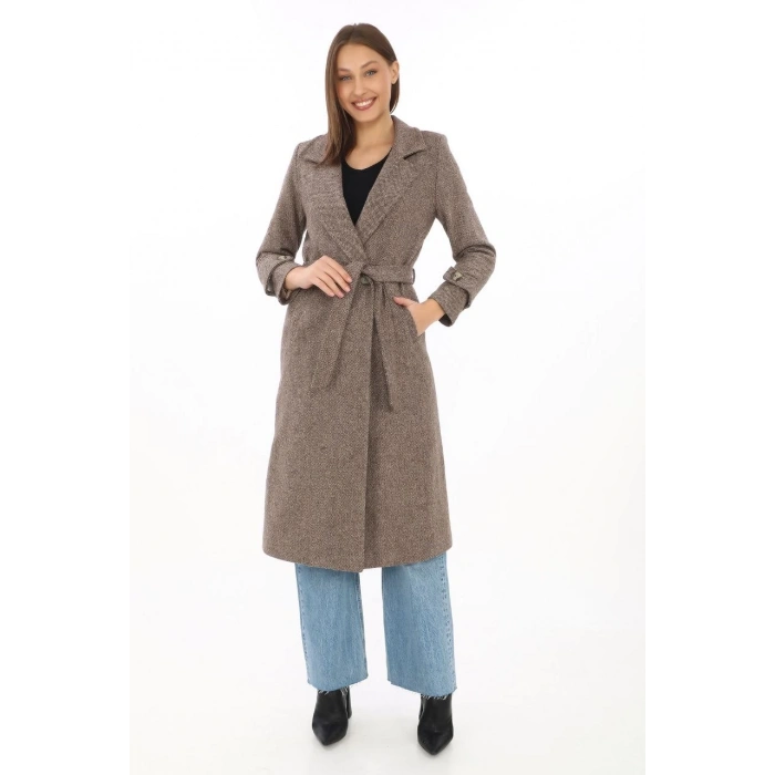 Kadın Balık Sırtı Kaşe Kaban – Uzun Boy Kruvaze Yaka Kuşaklı Astarlı Kışlık Tesettür Kaban, Yünlü Dokuma Kaşmir Kumaş, Cepli Rahat Oversize Kalıp Şık Modern Kaban Mont Modeli (Günlük ve Özel Gün Kombinlerine Uygun) - Vizon