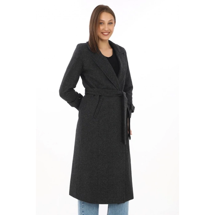 Kadın Balık Sırtı Kaşe Kaban – Uzun Boy Kruvaze Yaka Kuşaklı Astarlı Kışlık Tesettür Kaban, Yünlü Dokuma Kaşmir Kumaş, Cepli Rahat Oversize Kalıp Şık Modern Kaban Mont Modeli (Günlük ve Özel Gün Kombinlerine Uygun) - Siyah