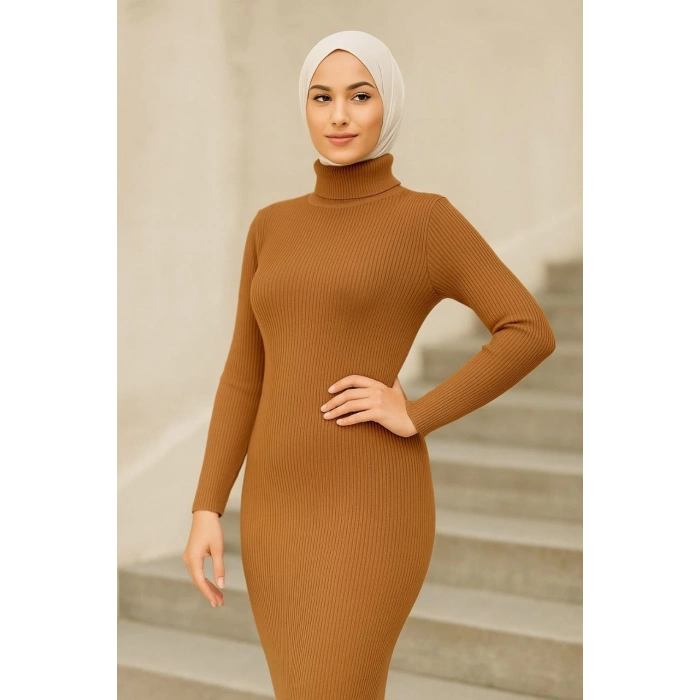 Kadın Tesettür Triko Elbise – Boğazlı Uzun Fitilli Dokuma, Esnek Tam Kalıp, 130 cm Midi Boy, Bahar & Kış Şık Rahat Stil - Kahverengi