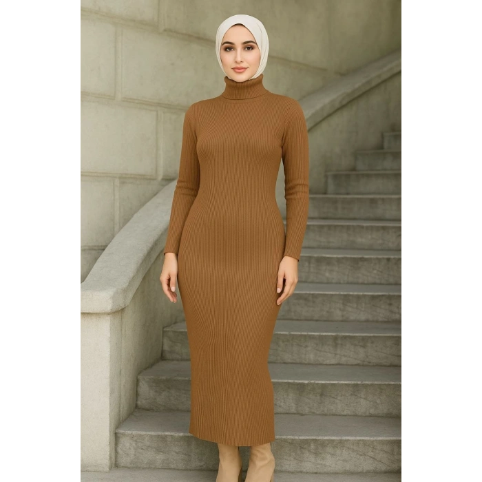 Kadın Tesettür Triko Elbise – Boğazlı Uzun Fitilli Dokuma, Esnek Tam Kalıp, 130 cm Midi Boy, Bahar & Kış Şık Rahat Stil - Kahverengi