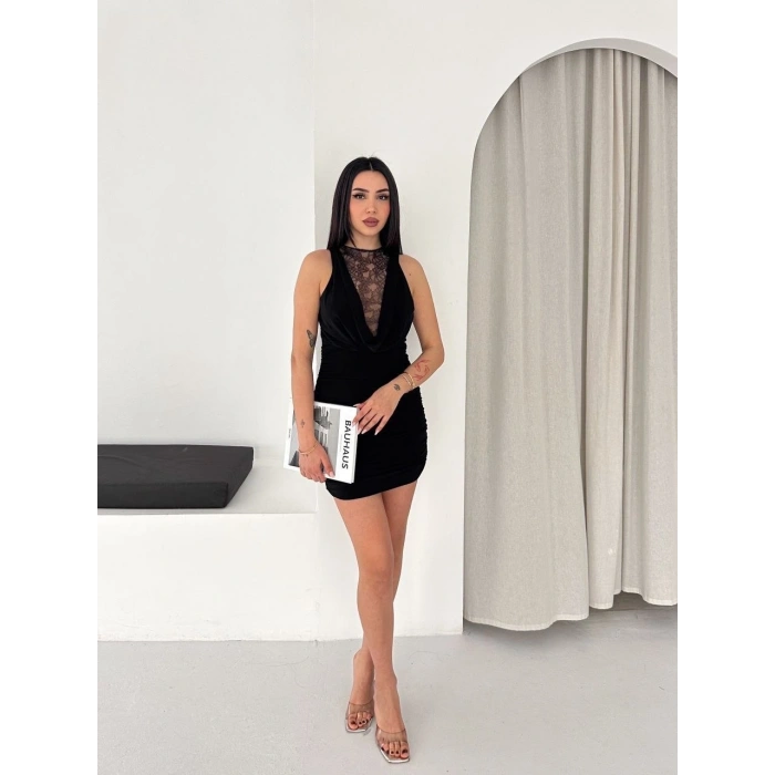 Kadın Dantel Detaylı Derin Dekolte Drapeli Mini Elbise Şık Kolsuz - Siyah