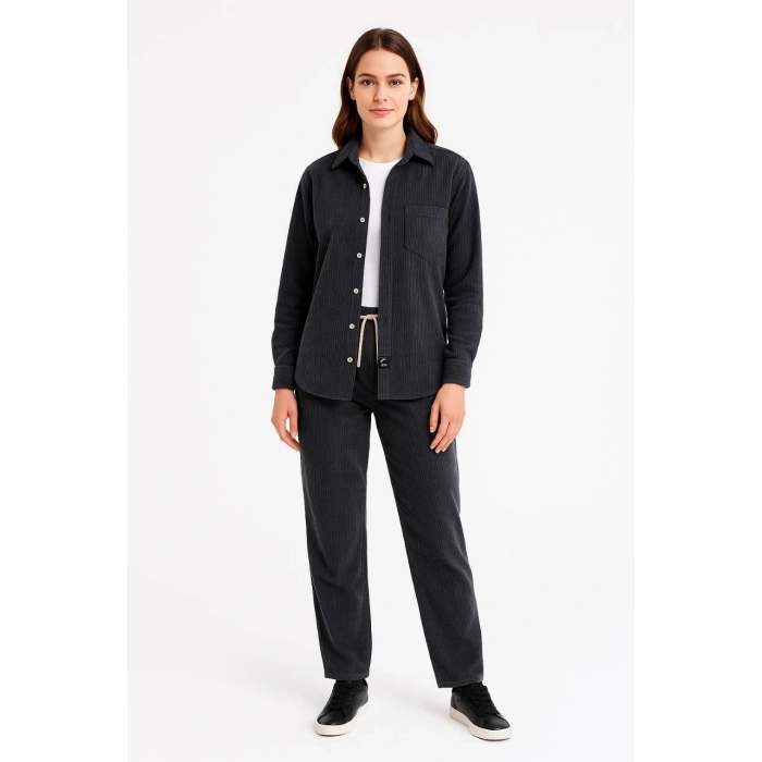Kadın Kadife Oversize Takım – Gömlek ve Pantolon İkili Set Füme Corduroy Şıklığı, Rahat ve Zarif Duruş Yumuşak Dokulu Kadife Kumaş, Düğmeli Gömlek Üst ve Lastikli Pantolon Alt Parça ile Gün Boyu Konfor- Siyah