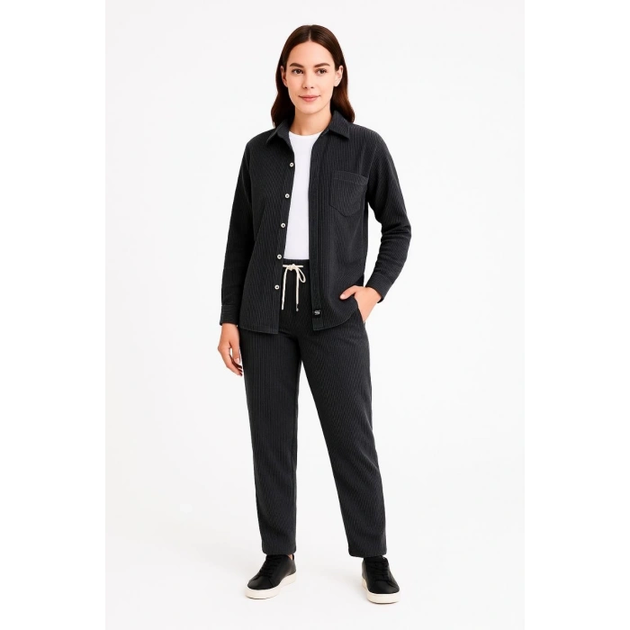 Kadın Kadife Oversize Takım – Gömlek ve Pantolon İkili Set Füme Corduroy Şıklığı, Rahat ve Zarif Duruş Yumuşak Dokulu Kadife Kumaş, Düğmeli Gömlek Üst ve Lastikli Pantolon Alt Parça ile Gün Boyu Konfor- Siyah