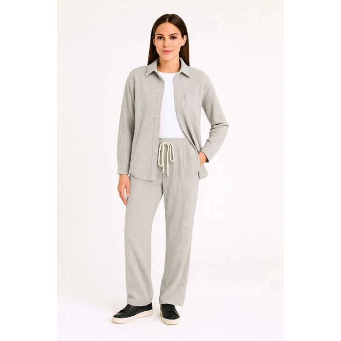 Kadın Kadife Oversize Takım – Gömlek ve Pantolon İkili Set Füme Corduroy Şıklığı, Rahat ve Zarif Duruş Yumuşak Dokulu Kadife Kumaş, Düğmeli Gömlek Üst ve Lastikli Pantolon Alt Parça ile Gün Boyu Konfor- Gri