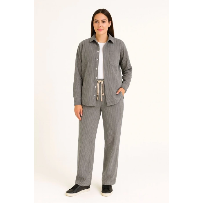 Kadın Kadife Oversize Takım – Gömlek ve Pantolon İkili Set Füme Corduroy Şıklığı, Rahat ve Zarif Duruş Yumuşak Dokulu Kadife Kumaş, Düğmeli Gömlek Üst ve Lastikli Pantolon Alt Parça ile Gün Boyu Konfor- Füme
