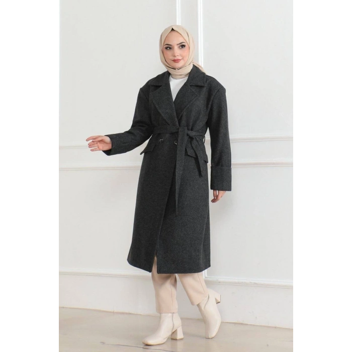 Kadın Kaşe Kaban – Uzun Boy 115 cm Kruvaze Yaka Kuşaklı Astarlı Kışlık Tesettür Kaban, Yünlü Dokuma Kaşmir Kumaş, Cepli Oversize Rahat Kalıp Şık Modern Kaban Mont Modeli (Günlük ve Özel Gün Kombinlerine Uygun) - Siyah