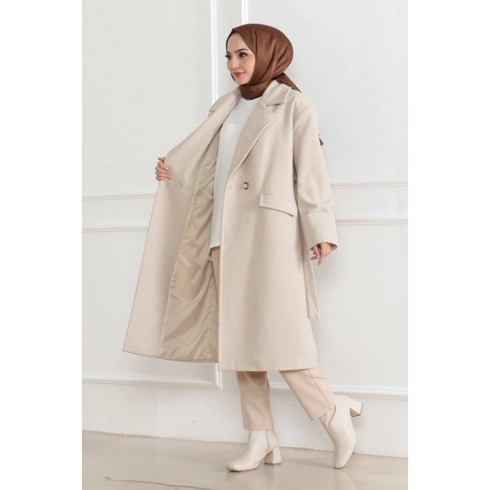 Kadın Kaşe Kaban – Uzun Boy Kruvaze Yaka Kuşaklı Tesettür Kaşe Kışlık Kaban, Astarlı Şık Yünlü Dokuma Oversize Rahat Kalıp Cepli Düğmeli Modern Kap Modeli - Bej