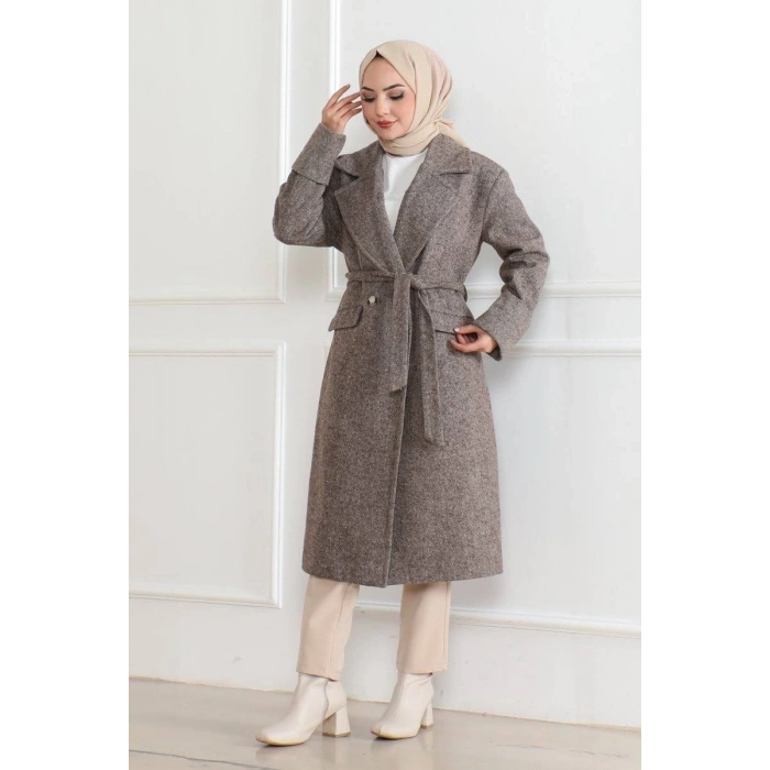 Kadın Kaşe Kaban – Uzun Boy Kruvaze Yaka Kuşaklı Tesettür Kaşe Kışlık Kaban, Astarlı Şık Yünlü Dokuma Oversize Rahat Kalıp Cepli Düğmeli Modern Kap Modeli - Vizon
