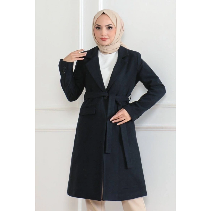 Kadın Kaşe Kaban – Uzun Boy Kruvaze Yaka, Kuşaklı Tesettür Kışlık Kaban, Astarlı Şık Yünlü Dokuma Oversize Rahat Kalıp, Cepli Modern Kaşe Mont Modeli - Lacivert