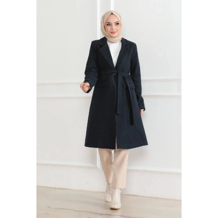 Kadın Kaşe Kaban – Uzun Boy Kruvaze Yaka, Kuşaklı Tesettür Kışlık Kaban, Astarlı Şık Yünlü Dokuma Oversize Rahat Kalıp, Cepli Modern Kaşe Mont Modeli - Lacivert