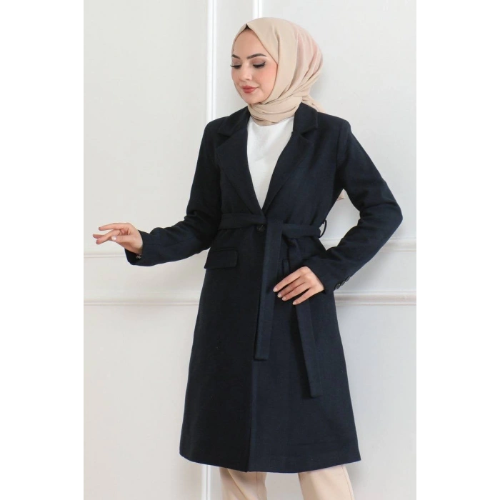 Kadın Kaşe Kaban – Uzun Boy Kruvaze Yaka, Kuşaklı Tesettür Kışlık Kaban, Astarlı Şık Yünlü Dokuma Oversize Rahat Kalıp, Cepli Modern Kaşe Mont Modeli - Lacivert