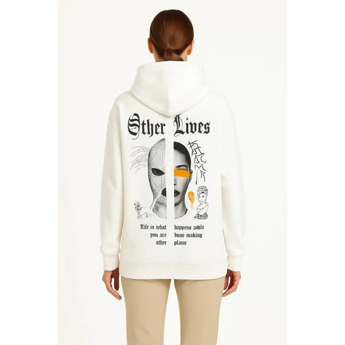 Kadın Oversize Üç İplik Şardonlu Kapüşonlu Sweatshirt – Beyaz “Other Lives” Ön ve Arka Baskılı, Kanguru Cepli, Ribanalı Rahat Kışlık Model Beyaz