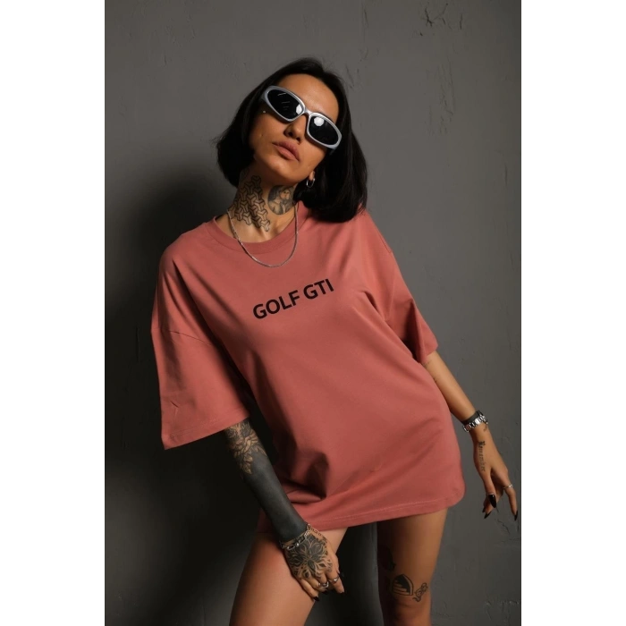 Kadın Oversize Baskılı Tişört – Golf GTI Retro Araba Desenli, Ön & Arka Dijital Baskı, Sokak Modası Stil- Gül Kurusu