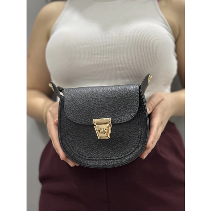 Klasik kapaklı siyah cilt çanta