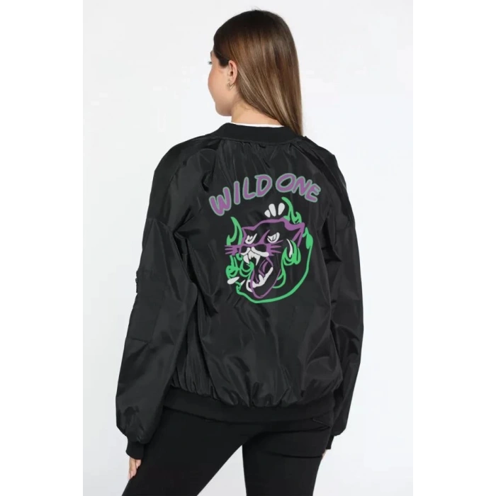 Kadın Wild One Baskılı Bomber Mont – Siyah Renk, Oversize Rahat Kalıp, Fermuarlı, Cepli, Günlük Şık Kapitone Mont - Siyah