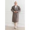 Kadın Kaşe Kaban – Uzun Boy Kruvaze Yaka Kuşaklı Tesettür Kaşe Kışlık Kaban, Astarlı Şık Yünlü Dokuma Oversize Rahat Kalıp Cepli Düğmeli Modern Kap Modeli - Vizon