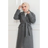 Kadın Kaşe Kaban – Uzun Boy Kruvaze Yaka Kuşaklı Tesettür Kaşe Kışlık Kaban, Astarlı Şık Yünlü Dokuma Oversize Rahat Kalıp Cepli Düğmeli Modern Kap Modeli - Gri