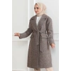 Kadın Kaşe Kaban – Uzun Boy Kruvaze Yaka Kuşaklı Tesettür Kaşe Kışlık Kaban, Astarlı Şık Yünlü Dokuma Oversize Rahat Kalıp Cepli Düğmeli Modern Kap Modeli - Vizon