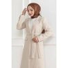 Kadın Kaşe Kaban – Uzun Boy Kruvaze Yaka, Kuşaklı Tesettür Kışlık Kaban, Astarlı Şık Yünlü Dokuma Oversize Rahat Kalıp, Cepli Modern Kaşe Mont Modeli - Bej