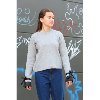 Boncuklu bile detaylı kazak gri