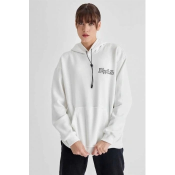 Kadın Kapüşonlu Sırt Baskılı Üç İplik Oversize Sweatshirt - Beyaz