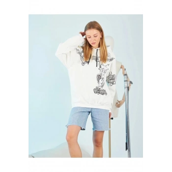 Kadın Kapüşonlu Üç İplik Sweatshirt – Beyaz Strong Heykel Baskılı, Rahat Kalıp, Kanguru Cepli Modern Tasarım