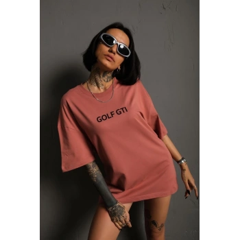 Kadın Oversize Baskılı Tişört – Golf GTI Retro Araba Desenli, Ön & Arka Dijital Baskı, Sokak Modası Stil- Gül Kurusu