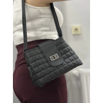 Kapaklı kapitone siyah cilt çanta