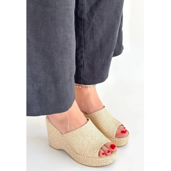 Tlay Bej Hasır Dokumalı Dolgu Topuk Terlik