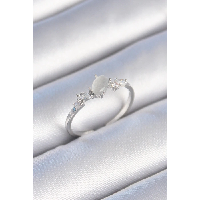 Pirinç Gümüş Renk Zirkon Taşlı Oval Beyaz Mineli Kadın Yüzük