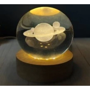 Dekoratif Satürn Tasarımlı Ahşap Altlıklı Işıklı Cam küre Cam:6cm Ahşap:2cm