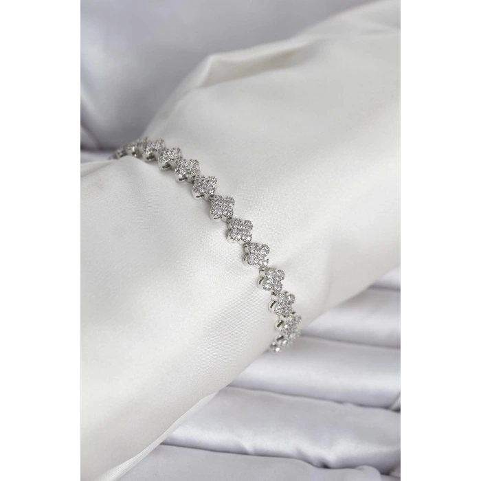 Pirinç Gümüş Renk Yonca Model Sıralı Zirkon Taşlı Kadın Bileklik