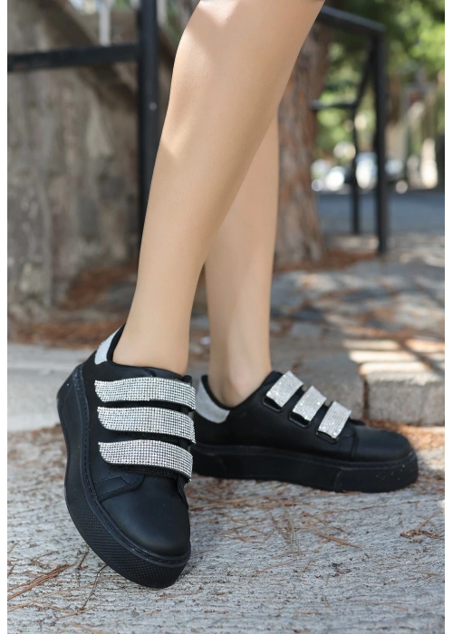 Yebta Siyah Cilt Beyaz İşlemeli Spor Ayakkabı