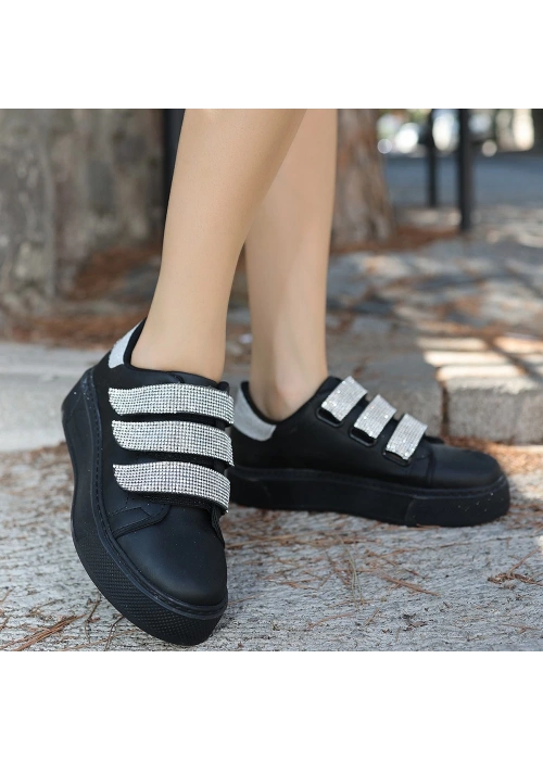 Yebta Siyah Cilt Beyaz İşlemeli Spor Ayakkabı