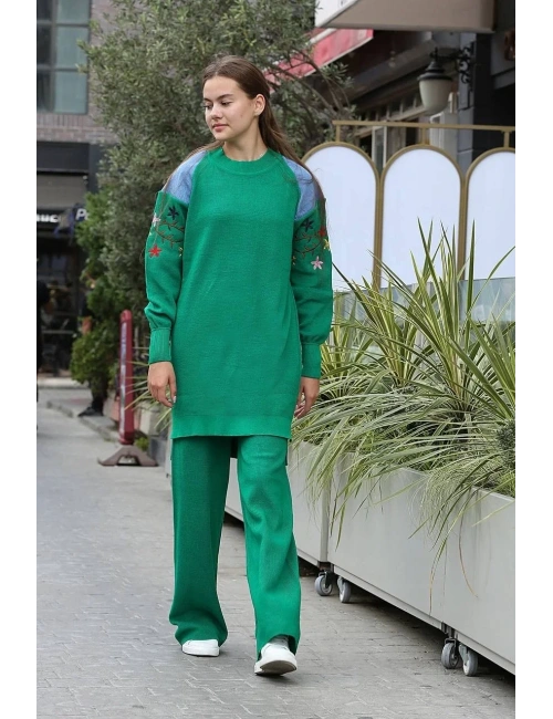 Omuz detaylı kol nakışlı ikili alt üst triko takım yeşil