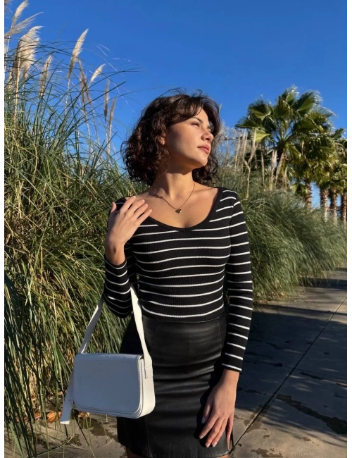 V yaka çizgili bluz siyah