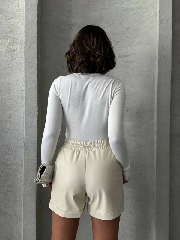 Beli lastikli çıtçıtlı deri şort krem w241007