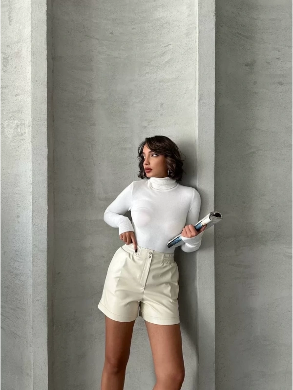 Beli lastikli çıtçıtlı deri şort krem w241007