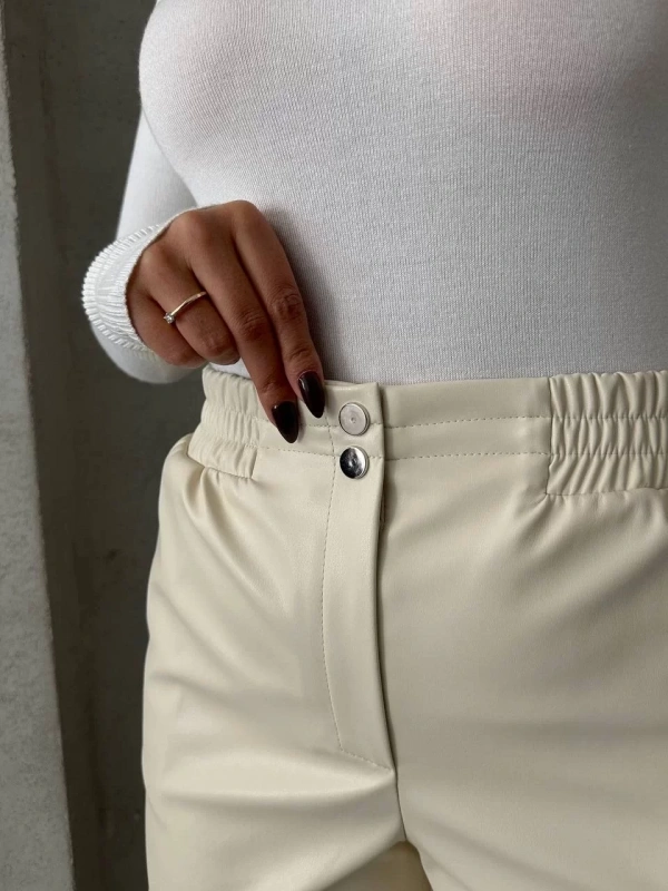 Beli lastikli çıtçıtlı deri şort krem w241007