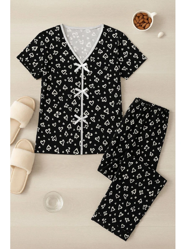 Kadın Siyah Beyaz Kalp Desenli Fiyonklu Kısa Kollu Pijama Takımı