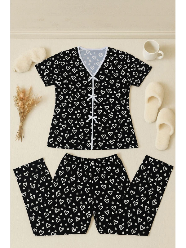 Kadın Siyah Beyaz Kalp Desenli Fiyonklu Kısa Kollu Pijama Takımı