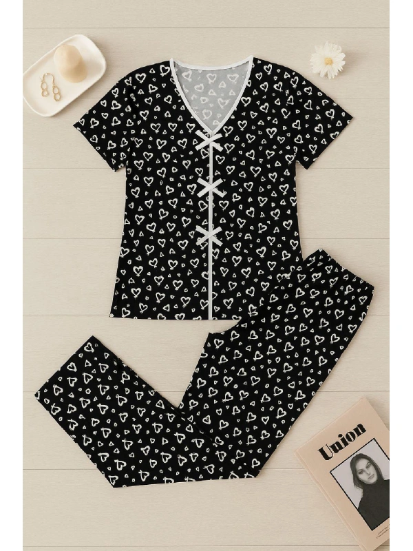 Kadın Siyah Beyaz Kalp Desenli Fiyonklu Kısa Kollu Pijama Takımı