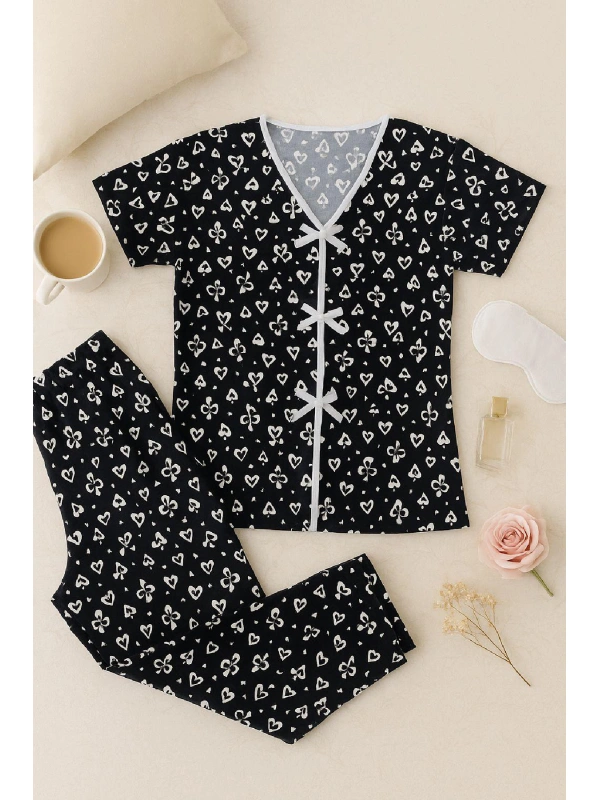Kadın Siyah Beyaz Kalp Desenli Fiyonklu Kısa Kollu Pijama Takımı