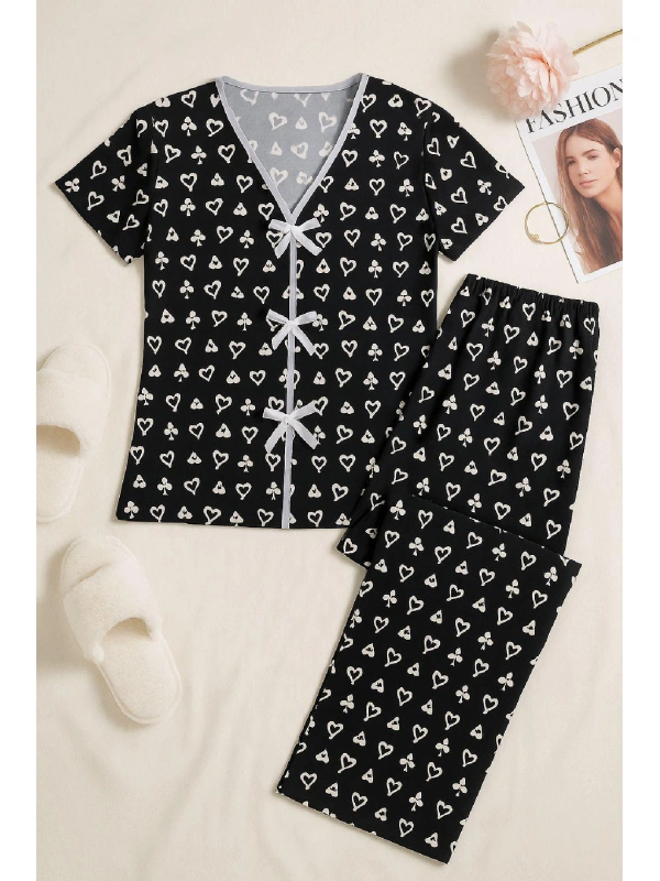 Kadın Siyah Beyaz Kalp Desenli Fiyonklu Kısa Kollu Pijama Takımı