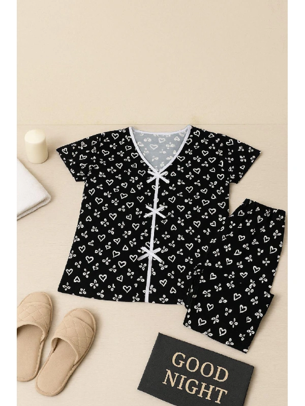 Kadın Siyah Beyaz Kalp Desenli Fiyonklu Kısa Kollu Pijama Takımı