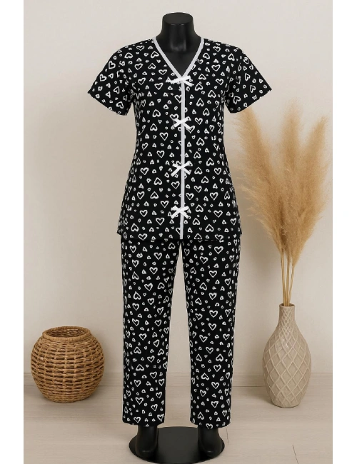 Kadın Siyah Beyaz Kalp Desenli Fiyonklu Kısa Kollu Pijama Takımı
