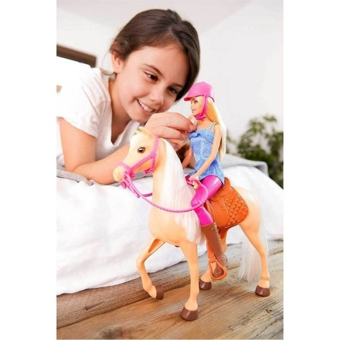 Barbie ve Güzel Atı Oyun Seti Sarışın Bebekli FXH